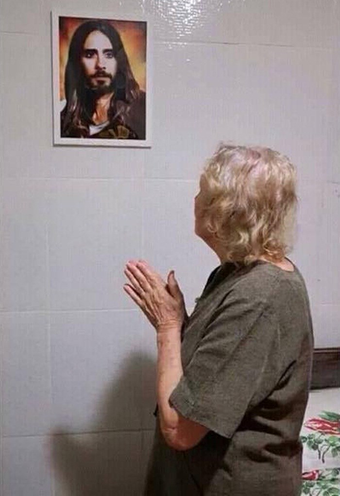 Mladić je na zid objesio sliku slavnog glumca, pogledajte što je slikao kad je ugledao baku