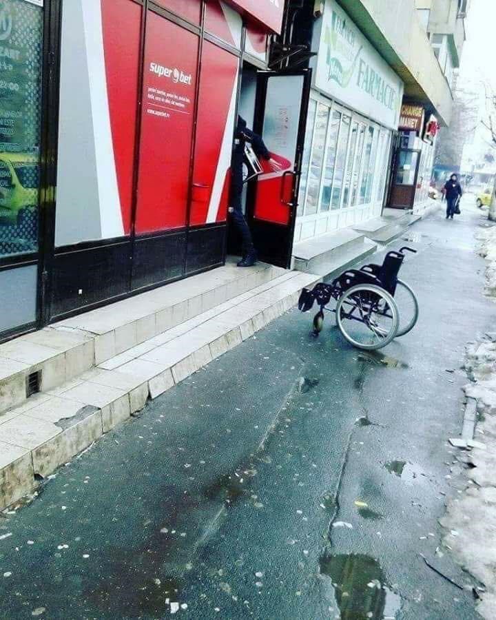 ČUDA SE DOGAĐAJU Do kladionice je došao u invalidskim kolicima, a onda je prolaznik slikao nešto zanimljivo