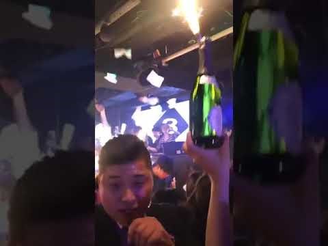 Najgluplje isplanirano slavlje ikad: Podijelili boce s prskalicama pa svojom glupošču zabrinuli goste