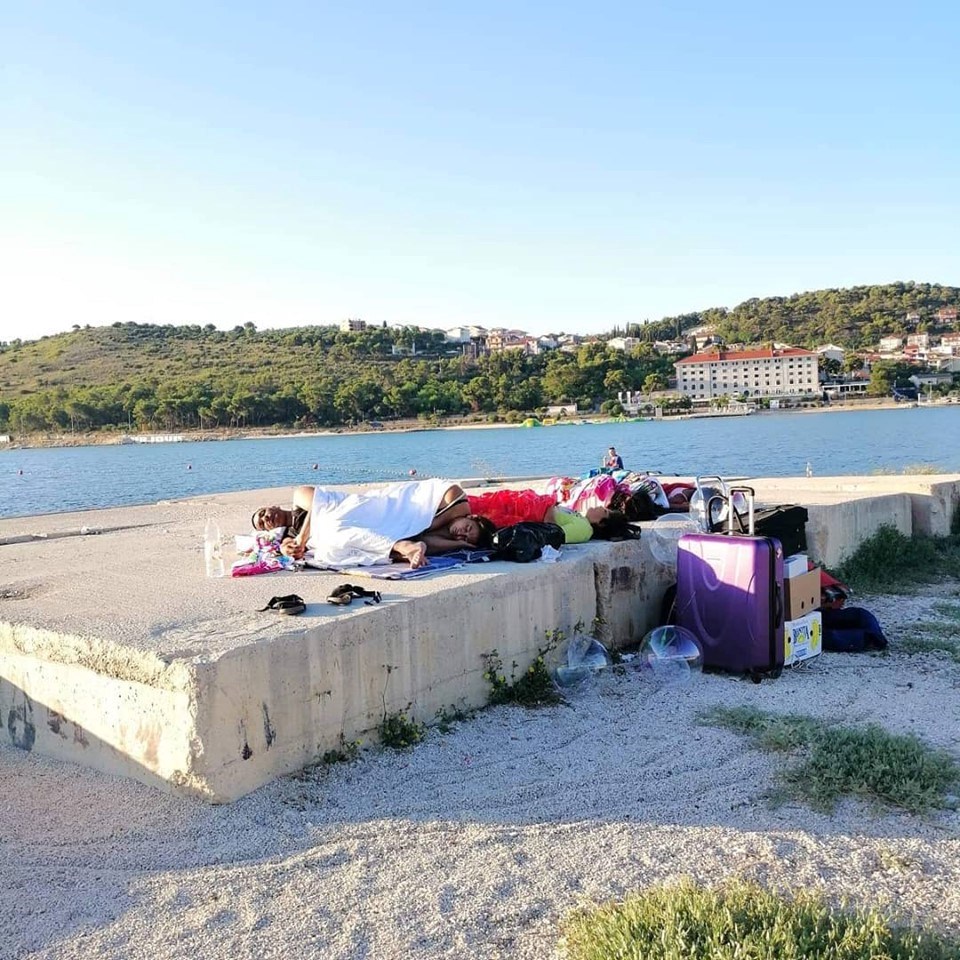 Čudan prizor na plaži kod Trogira: Odgovara li ova fotka na pitanje zbog čega apartmani nisu popunjeni?