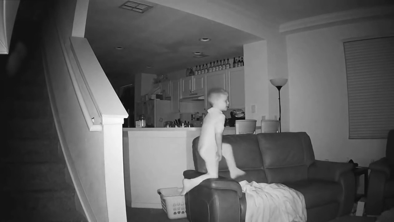 Tata u kući postavio noćnu kameru, nije mogao vjerovati svojim očima kad je vidio što se dogodilo u 2 ujutro