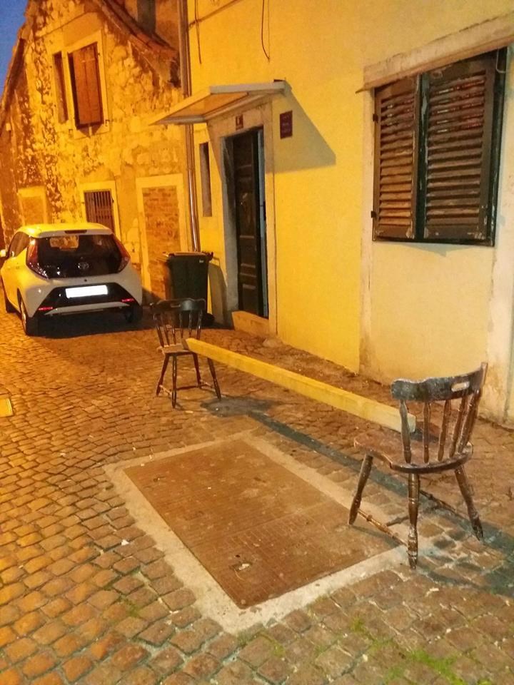 Kako Dalmatinci čuvaju parkirno mjesto ispred kuće