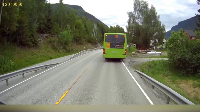 Mala djeca ponekad imaju jako veliku dozu sreće, a ova uznemirujuća snimka to dokazuje