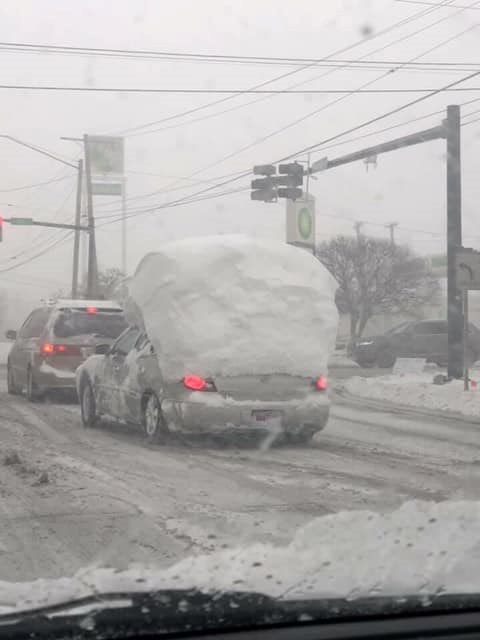 VRHUNAC LIJENOSTI Vozač stvarno nije imao volje čistiti snijeg, pogledajte kako se vozio gradom