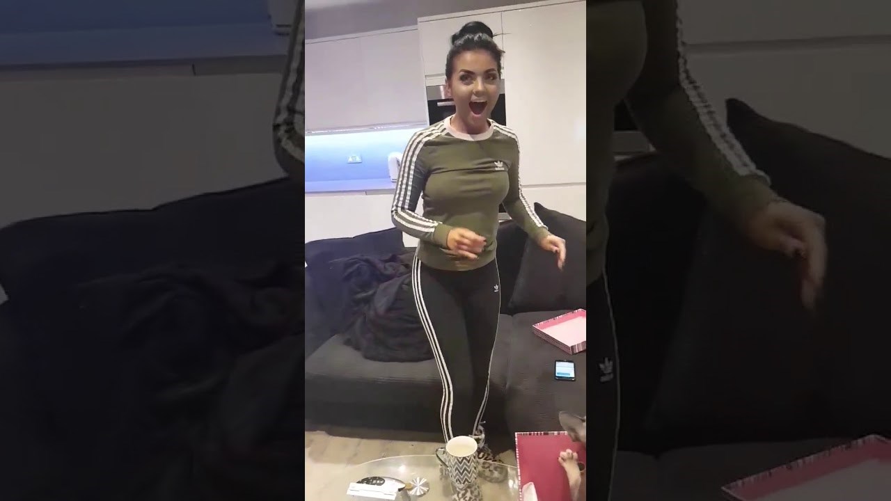 POSEBNO IZNENAĐENJE Dečko joj je stavio kutiju na stol, kad ju je otvorila, pukla je od sreće