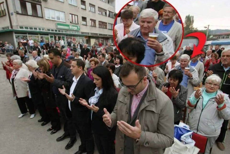 Na masovnoj molitvi se pojavio jedan stariji muškarac koji se nikako ne uklapa u ovu sliku