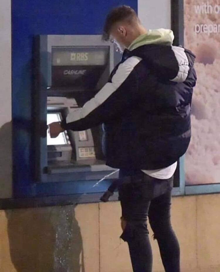 "Tekući račun" u pravom smislu riječi: Netko je slikao čudan prizor ispred bankomata