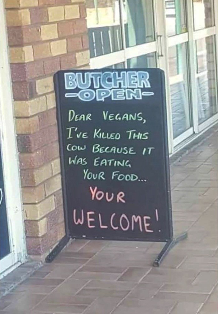 Mesar se "osvetio" veganima, pogledajte što je napisao na ploči ispred ulazih vrata