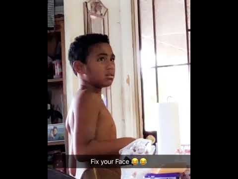 Djetetu je počeo govoriti da "popravi lice", zbunjenom dječaku je trebalo malo vremena da shvati što se događa