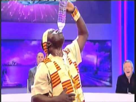 VIDEO Čovjek je napunio trbuh vodom i pretvorio se u fontanu, publika nije mogla vjerovati svojim očima!