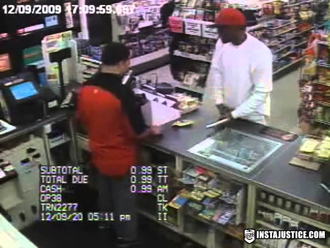 VIDEO Ovaj pljačkaš stvarno nije imao sreće, pogledajte što se dogodilo dok mu je blagajnik vadio novac