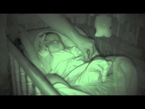 Roditelji su htjeli provjeriti bebu prije spavanja, primijetili su nešto zbog čega su počeli plakati od smijeha