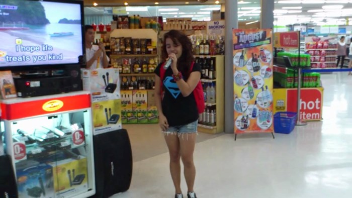 VIDEO Djevojka se pojavila u shopping centru, uzela karaoke mikrofon i zadivila sve oko sebe