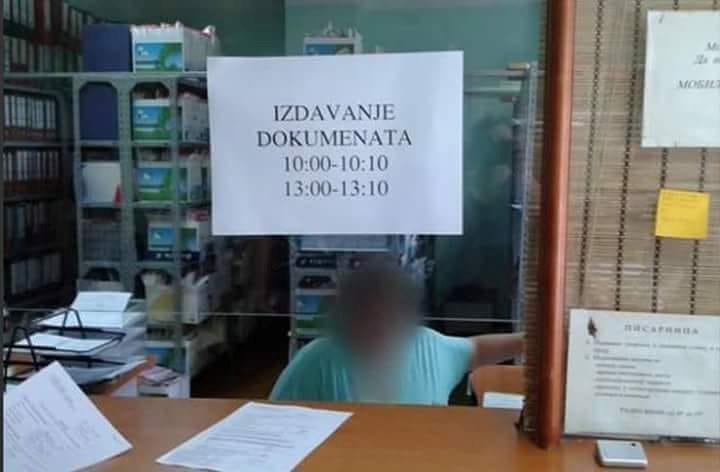 Ova tragikomična slika sa šaltera govori puno toga o balkanskim ustanovama i birokraciji