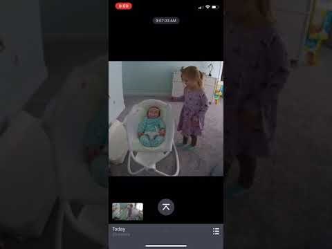 VIDEO Mama je postavila baby kameru u dječjoj sobi, kasnije je primijetila nešto preslatko