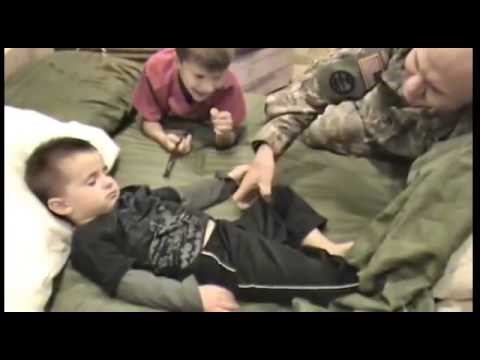 VIDEO Nakon što se vratio iz vojske, tata je htio iznenaditi sina, no klinjo mu je na smiješan način uništio plan