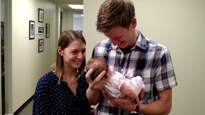 Par koji je htio posvojiti novorođenu bebu dobio je od biološke majke telefonski poziv koji ih je rasplakao