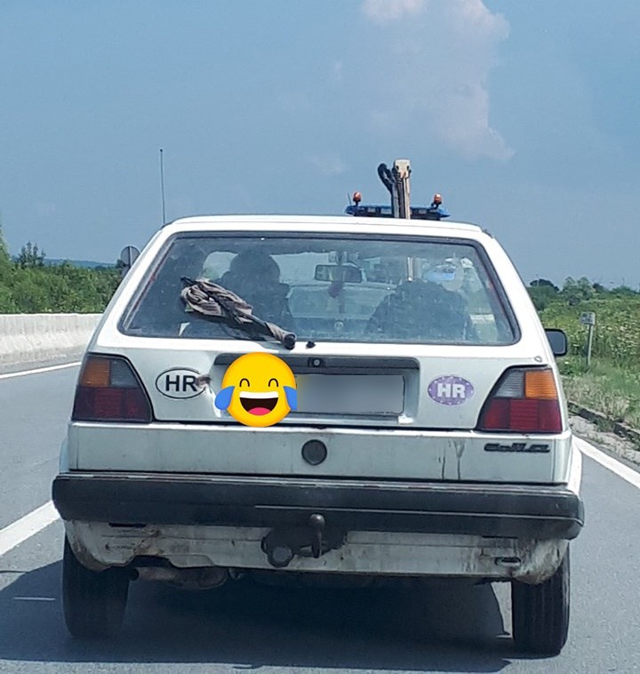 Brisač na zadnjem staklu mu se pokvario pa je smislio zanimljivo alternativno rješenje