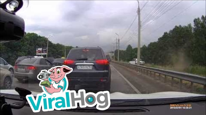 VIDEO Rus nije htio čekati u zastoju na autocesti, pa se pred svima osramotio
