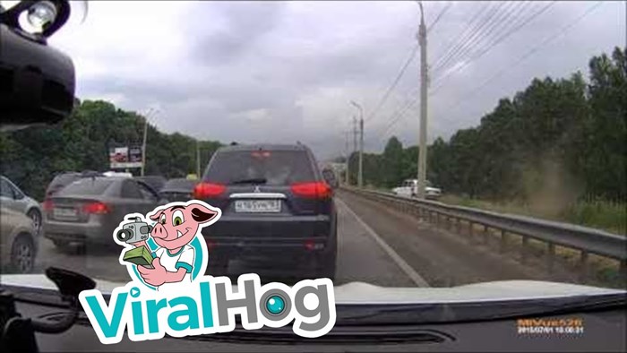 VIDEO Rus nije htio čekati u zastoju na autocesti, pa se pred svima osramotio