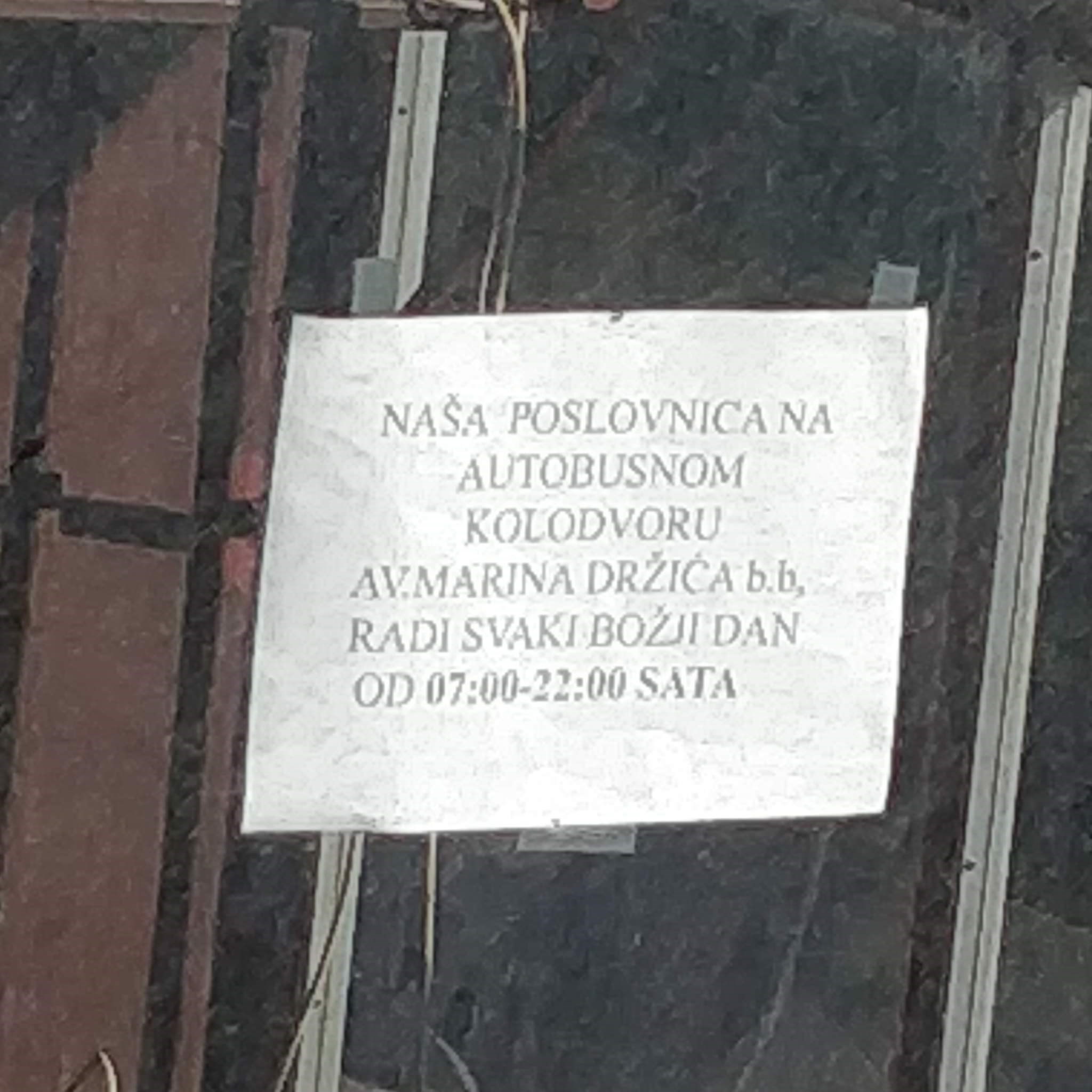 Poslovnica na kolodvoru nasmijala ljude svojim natpisom na ulazu, evo što su napisali za radno vrijeme