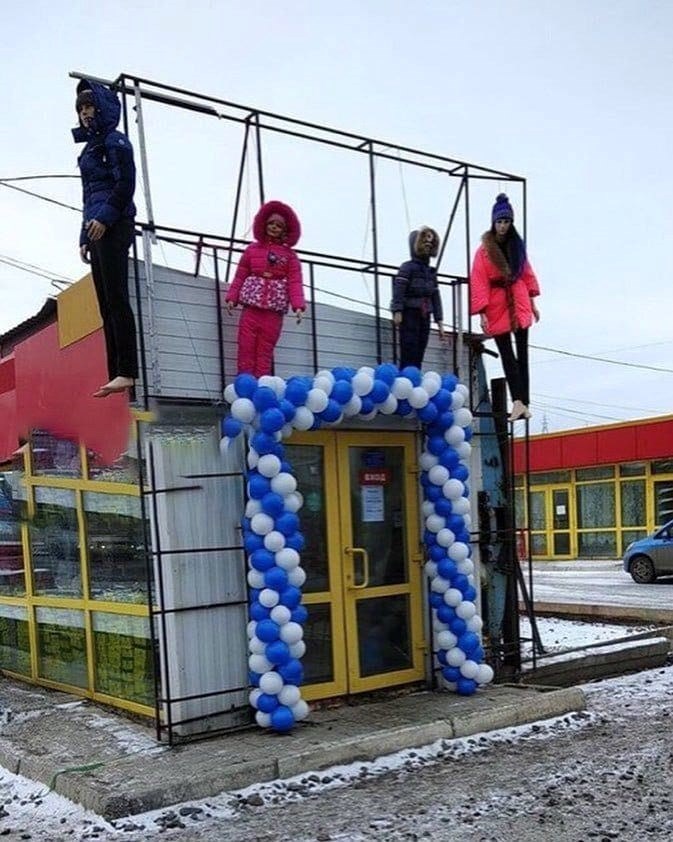 DUĆAN ILI KUĆA STRAVE? Vlasnik radnje je bio uvjeren da je složio dobru dekoraciju iznad ulaznih vrata