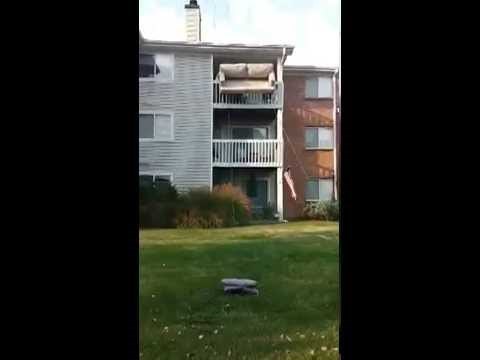 "Ovo ne može završiti dobro" Muškarci odnijeli kauč na balkon i dokazali da nije bila u pravu