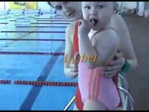 VIDEO Mama je bebu dovela na bazen i čekala da skoči u vodu, uslijedio je čudesan prizor