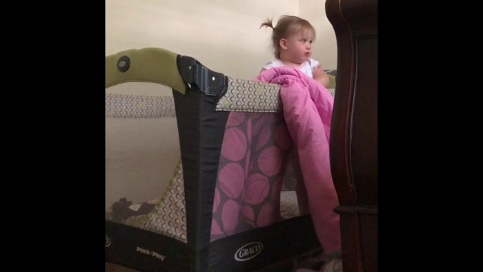 Klinkica je stalno bježala iz kreveta. Mama je postavila skrivenu kameru pa se iznenadila kad je vidjela ovo