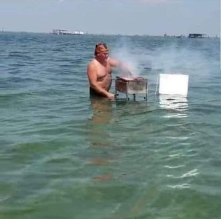 Što to radi u moru?! Ovaj čovjek je bio glavna atrakcija na plaži, a za to postoji i neobičan razlog