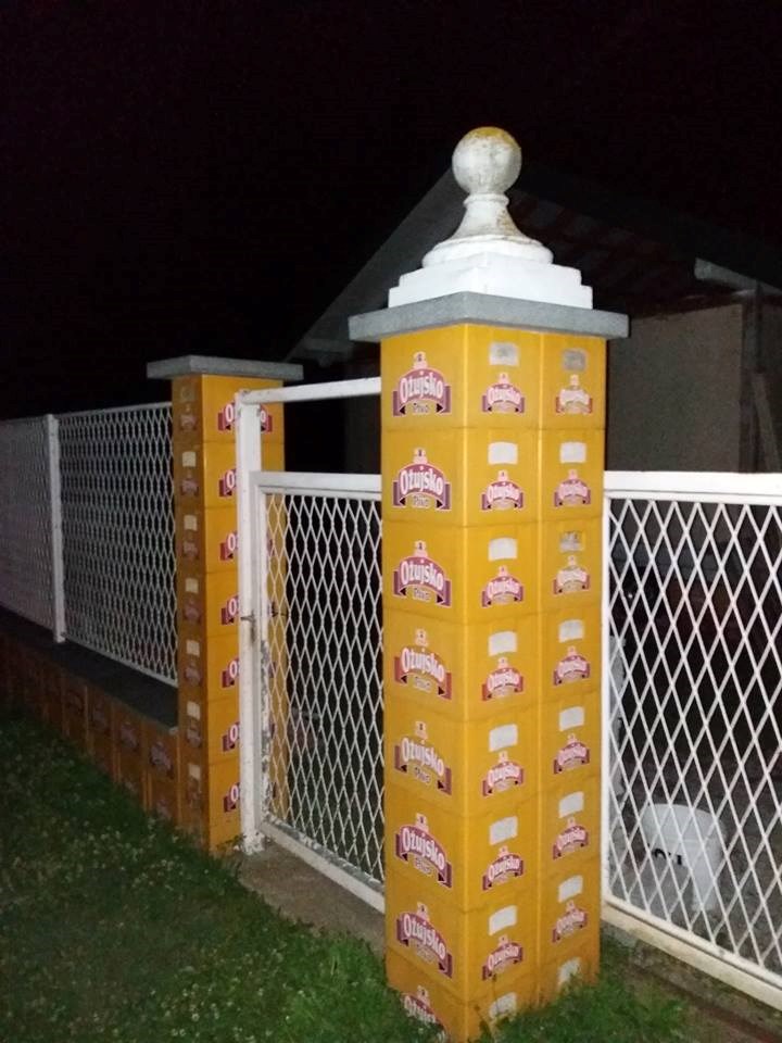 GLAVNA ATRAKCIJA U SUSJEDSTVU Pogledajte čime je lik ogradio kuću i dvorište