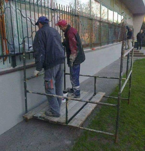 Radnici su slagali skelu kako bi mogli bojiti rešetke na prozorima, smijat ćete se kad vidite je to izgledalo