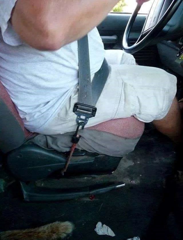 Lik sa stomačinom postao je predebeo za pojas u automobilu pa je morao pronaći rješenje