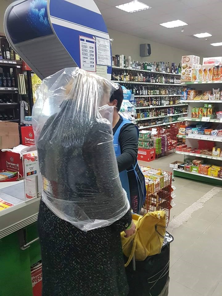 Ova gospođa nije dala da je kiša iznenadi, pogledajte s čim je ušla u supermarket