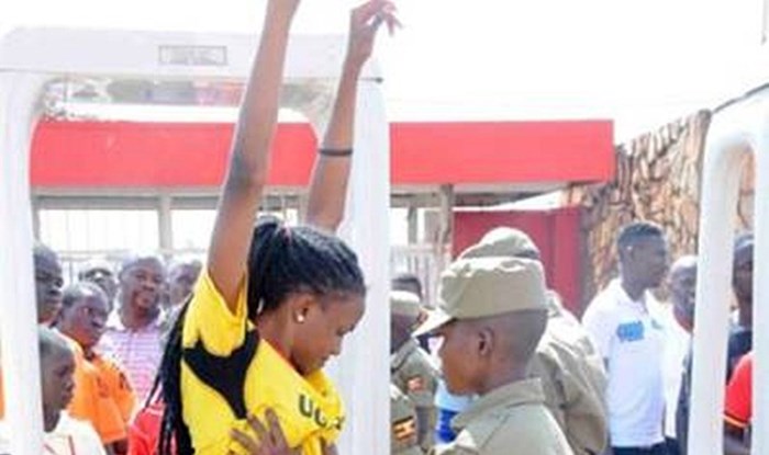 Zaštitari iz Ugande svoj posao shvaćaju vrlo ozbiljno kad je riječ o kontroli navijačica ispred stadiona