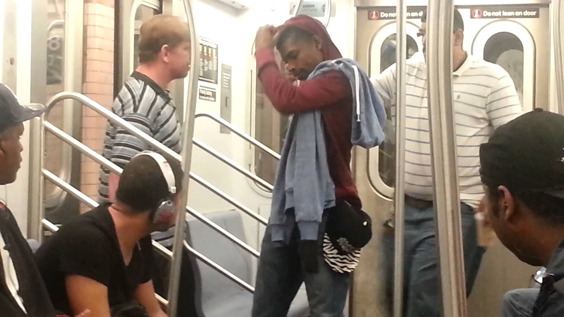 VIDEO Rasist htio natjerati crnca da izađe iz podzemne željeznice, no onda je učinio veliku pogrešku