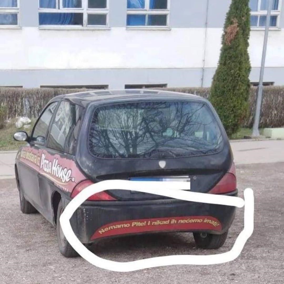 Vlasnicima pizzerije dosadilo je jedno pitanje mušterija pa su ovo zalijepili na dostavno vozilo