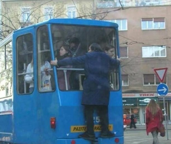 Hrabrost ili ludost? Muškarac se vozio bez tramvajske karte i to na vrlo opasan način...