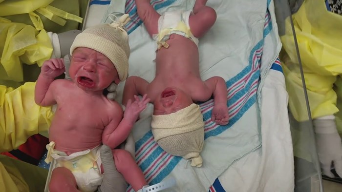 VIDEO Novorođene bebe nikako nisu htjele prestati plakati, doktor je znao što mora učiniti