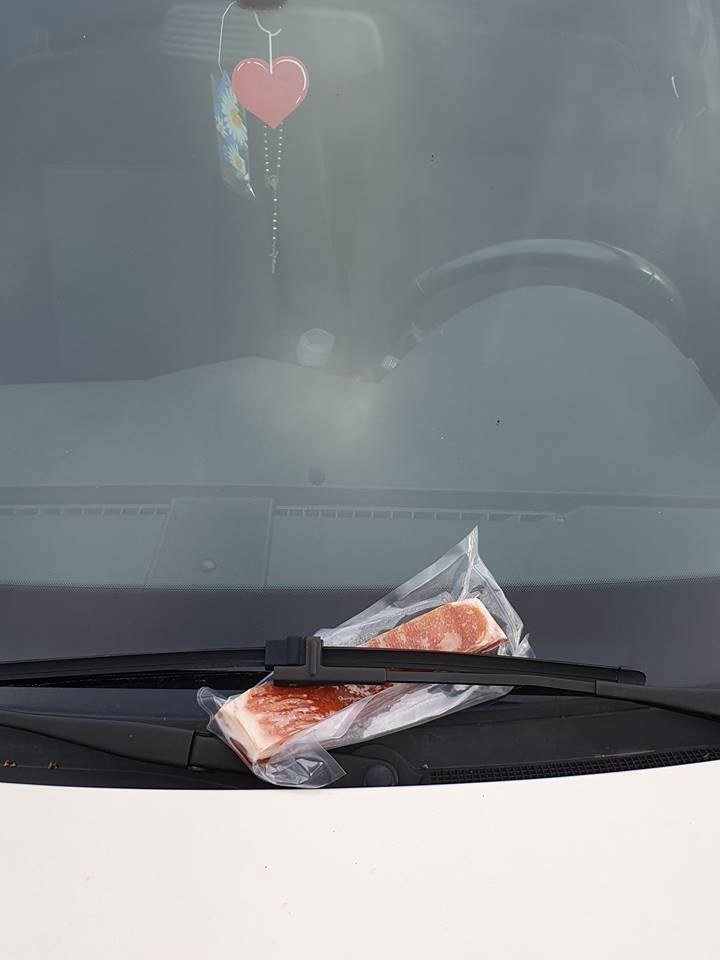 Što se ovdje dogodilo? Splićanin ugledao nešto čudno na autu, slika pokrenula raspravu na Facebooku