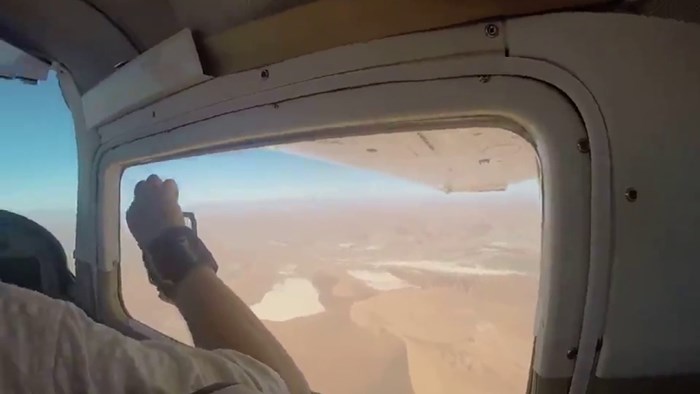 Muškarac pokušao iz aviona slikati pustinju, prijatelji su mu se smijali nakon njegove male nezgode
