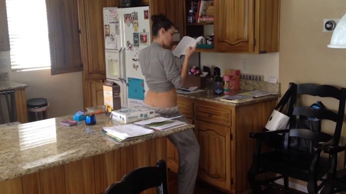 VIDEO Muž je ženi prišao s leđa, počeo snimati i dokazao joj da uživa kad je u kuhinji