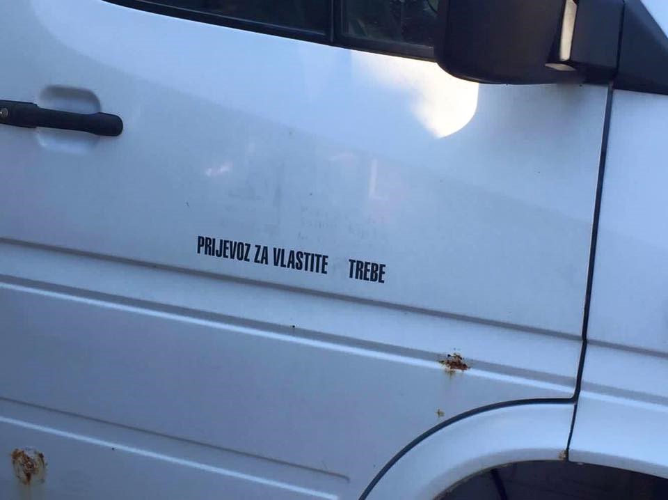Netko je na ovom kombiju odlijepio 2 slova i sada služi za nešto drugo