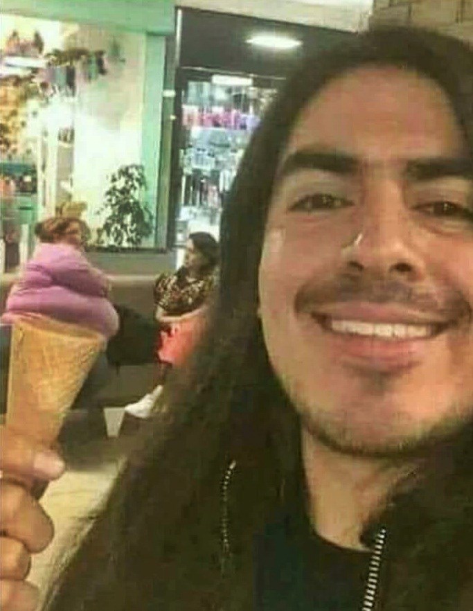 Fotka koja svakoga zbuni na prvi pogled: Jeste li i vi mislili da lik jede sladoled?