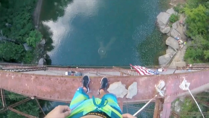 VIDEO Pogled od kojeg se ljudima ledi krv u žilama: Popeo se na visoki most pa snimio svoj skok