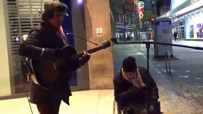 VIDEO Beskućnik se pridružio uličnoj svirci - rezultat je fantastičan