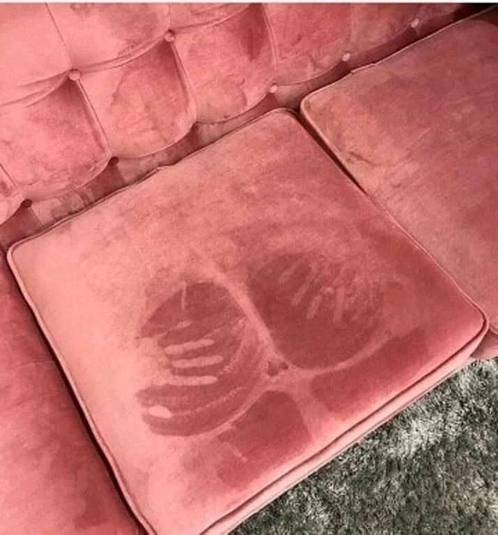 Tragovi na kauču odali su ih ili je netko jednostavno sjedio na rukama