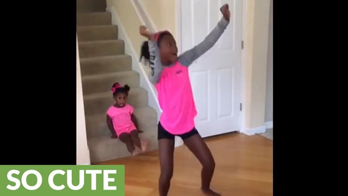 Djevojčica htjela izvesti solo ples, no malena sestrica ukrala svu pažnju