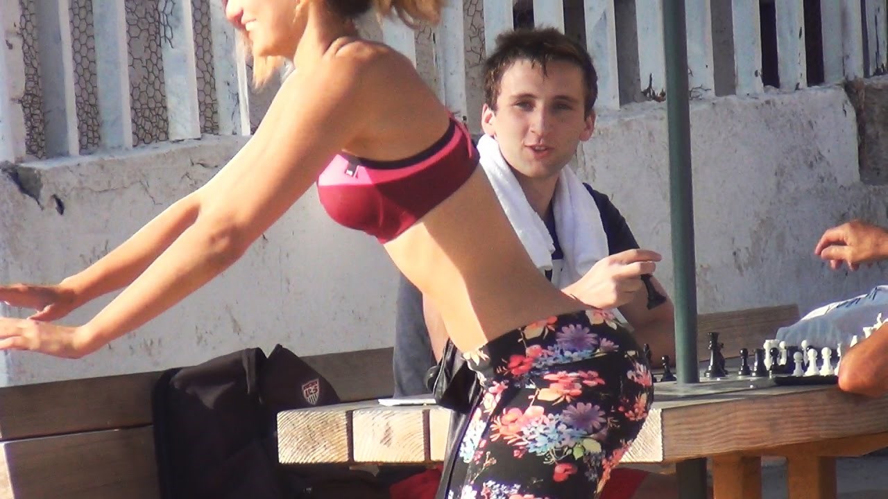 Izvodila je seksi ples u javnosti kojim je iznenadila mnoge prolaznike