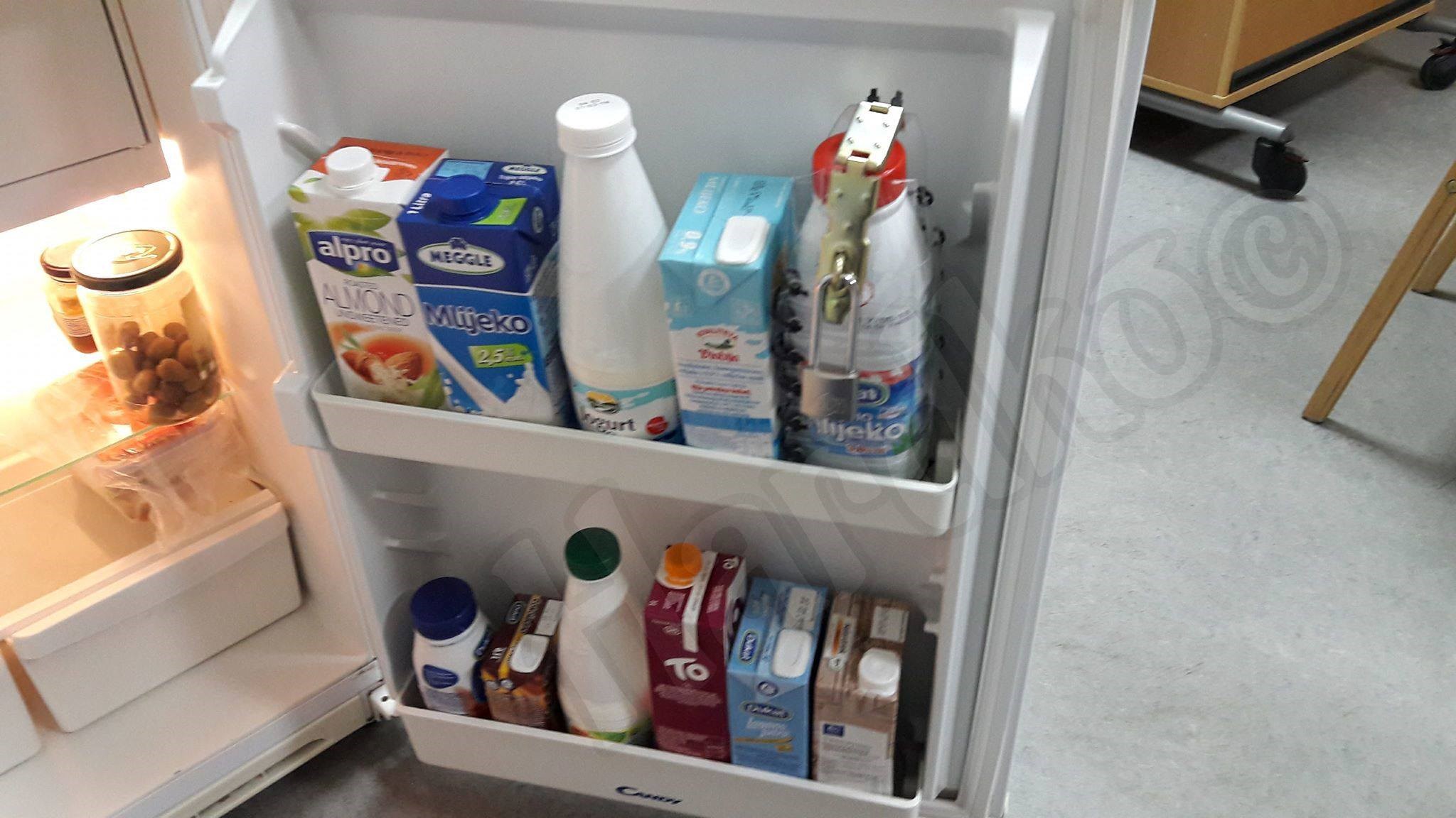 Netko od cimera mu je neprestano uzimao mlijeko pa se odlučio zaštititi